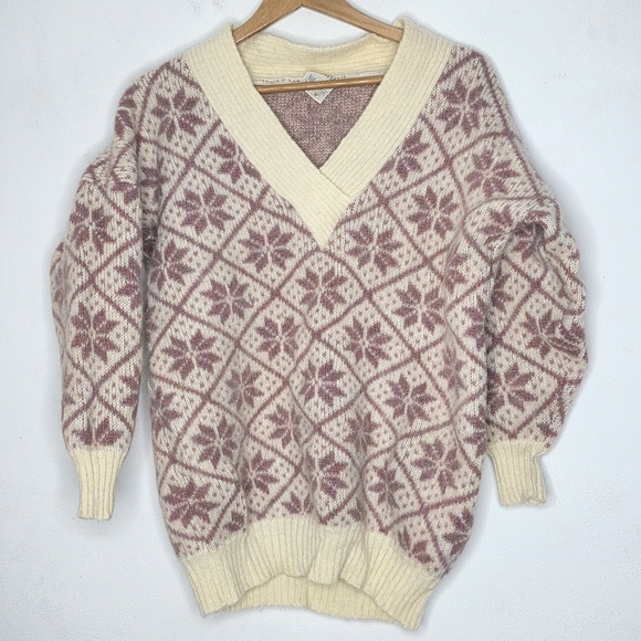 Hilda Ltd Sweaters - Cozy V-Neck Sweater in Cream and Pink
